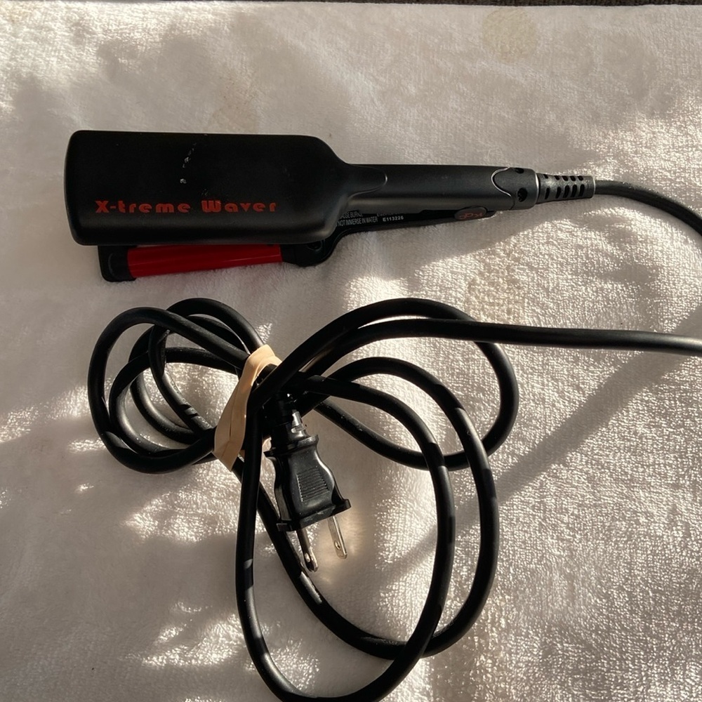 X-treme Wave Hair Straightener - Black and Red​​​​